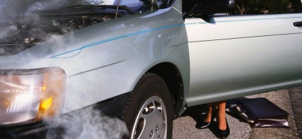 Rauchender PKW Motor am Strassenrand